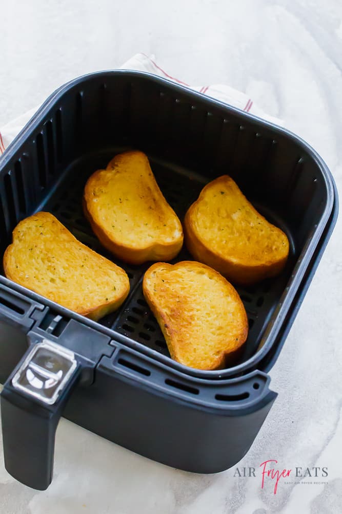 garlic texas toast in a black air fryer basket