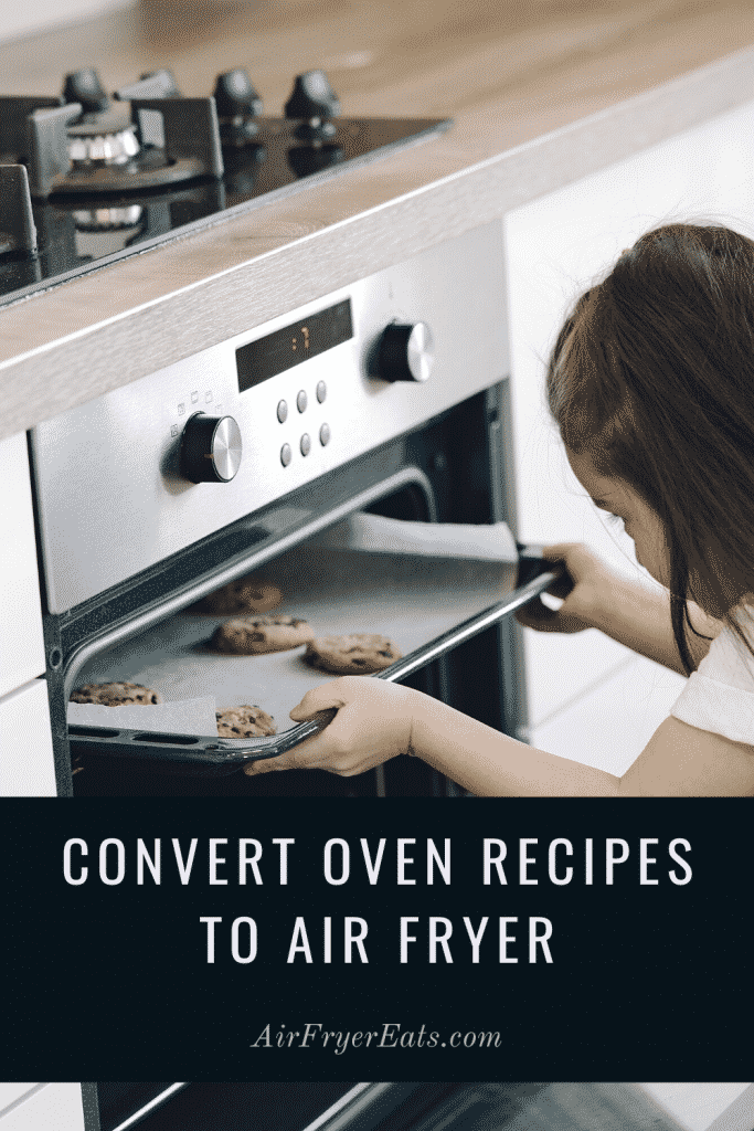 imagen de una niña poniendo una bandeja de galletas con galletas en el horno. Texto superpuesto que dice convertir sobre las recetas a la freidora de aire