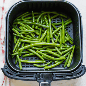 green beans in black air fryer basket